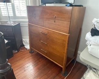 $575 
Mid century modern chest of drawers 41Wx20Dx47H&nbsp;