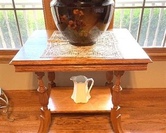 Oak Parlor table. Large Louwesla-Weller jardiniere. 