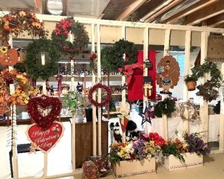 Wreaths, flowers and decorations for every season. 