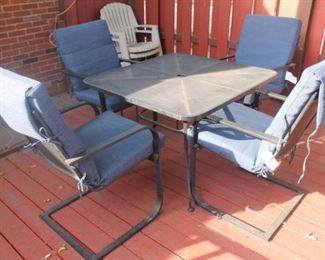 With 2 extra seat cushions