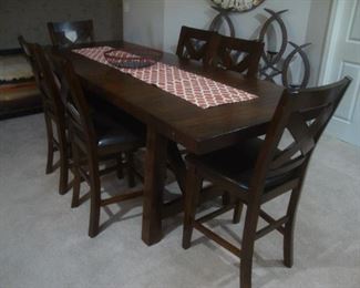 Pub table w 6 chairs