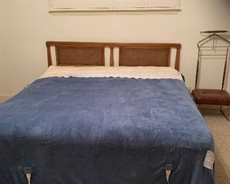 king bed with head board