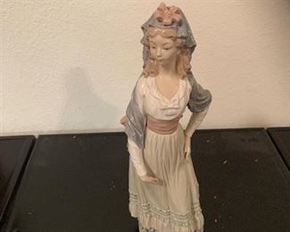 LLadro Spain #5125~GOYA LADY Dama Goyesca 12.5" Figurine w/ Box designed by Vincente Martinez..Rare and in Mint Condition!!
