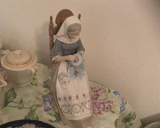 SALE / Lladro Spain Lady Seated in chair With Embroidery Stately Figurine