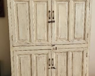 Beautiful raised panel door cupboard 
Asking  only $650.
