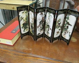 Miniature folding screen