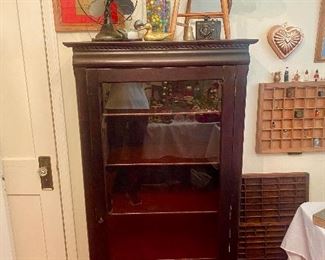 Pretty vintage Mahogany and glass cabinet.