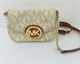 Michael Kors small purse with authentication like new $45
Bin#1