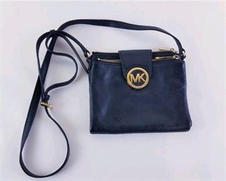 Is Michael Kors small pebble leather purse 
With authenticity $25
Bin#2