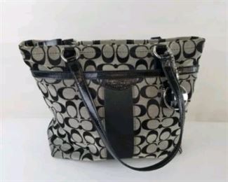 Coach handbag medium size fair condition with authenticity $40
Bin#7