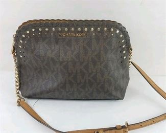 Michael Kors small purse bottom edges with authentication $25
Bin#1