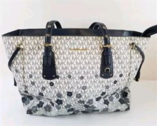 Michael Kors tote medium bottom edges and handles poor with authentication $30
Bin#1