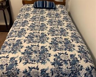 There are 2 twin beds