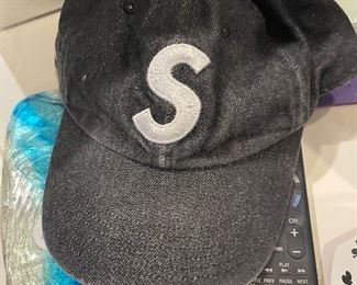 Authentic Supreme hat new, never used 