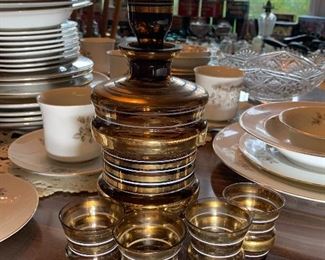 Mid century modern decanter with 4 glasses 