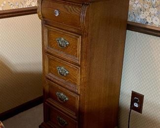 Narrow dresser
