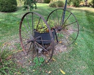 Wagon wheel planter 