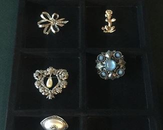 Beautiful vintage broaches.