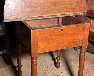 Rare butternut round sugar table with lift top.
Origin Middle Tennessee.