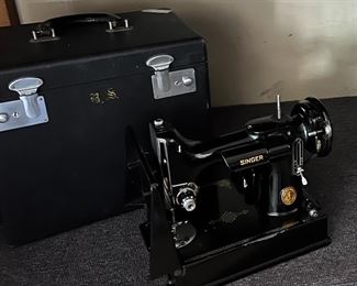 Singer Featherweight 221 Sewing Machine 