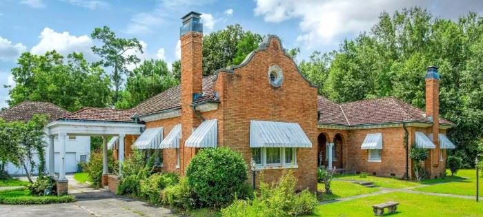 Historic Neighborhood Prestigious Estate Property - Built by FM Tatum in the early 1900s, this home is a true Hattiesburg treasure and is poised near a revitalized downtown Hattiesburg.