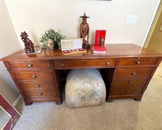 Beautiful Sligh mahogany executive desk