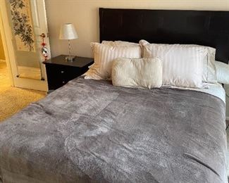 contemporary queen bedroom set with nightstand and bureau