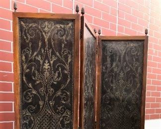 3-Panel floor screen
studded & etched metal & wood frame with brass acorn finials & bun feet, 20th c
3 20” panels, 75” h
$900
PENDING
