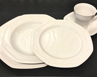 Christopher Stuart
Maison Blanche dinnerware
5 piece setting:full service for 6+
47 pieces (6 soups; 11 dinner; 11 cups; 9 saucers; 10 salad/dessert)

$275
