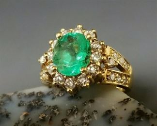 18kyg Large Very Clear stunning Emerald with VS side stones.