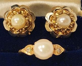 Vintage pearls in 14 kt gold. Ring and earrings.