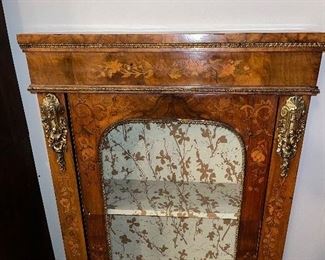 WOOD DISPLAY CABINET 