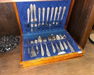 SILVERWARE SET