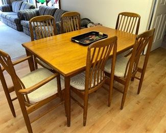 WOOD DINING TABLE W/6 CHAIRS