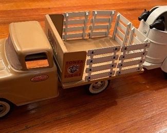 1959 Tonka Farm truck and trailer with 2 horses. Very and I mean very good condition. 