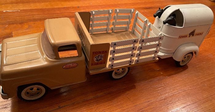 1959 Tonka Farm truck and trailer with 2 horses. Very and I mean very good condition.