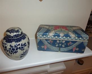 Qianlong Jiaqing Porcelain Box/ Seal mark Macau