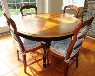 Table 48" across/Chairs excellent condition