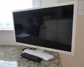 LG TV (2021) Model 24LJ4540 with remote
