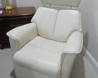 IMG Boss Brand/ Ivory cream color/Electric recliner/Excellent shape