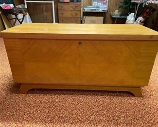MCM LANE Cedar Chest--Handsome & Beautiful--Great Condition!