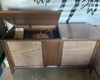 WOW! 1960's Entertainment Center--Stereo! w/Turntable, AM/FM Radio & Good Lookin' too!!!