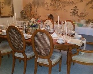 Beautiful Heritage dining table and 8 chairs