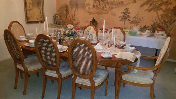 Beautiful Heritage dining table and 8 chairs