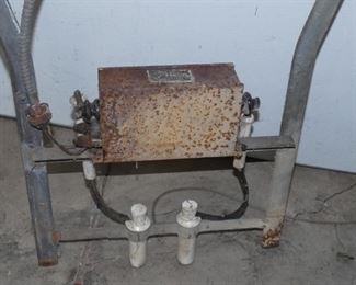 VIEW 6 CLOSE UP CLAM SHELL NEON BRACKET