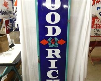 PORC. VERTICAL GOODRICH TIRES/BATTERIES