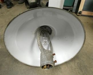 VIEW 4 PORC. ENAMEL STATION LIGHT