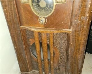 1941 Zenith 10-S-567 Console Radio