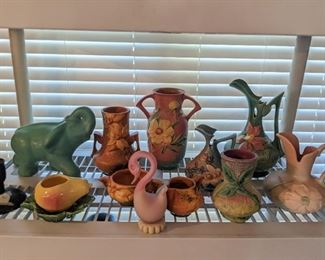 Close-up pics of the vintage pottery collection, to be continued...