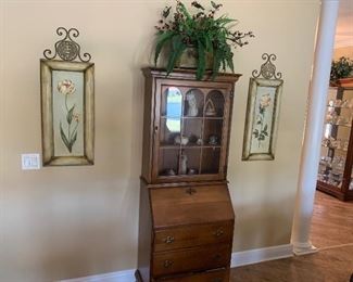 Beautiful secretary in perfect condition with key. 